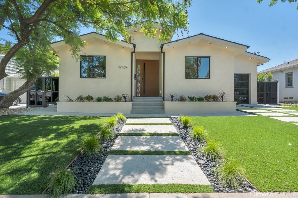 Photo of 17534 Collins ST, Encino, CA 91316 (MLS # SR26180526)