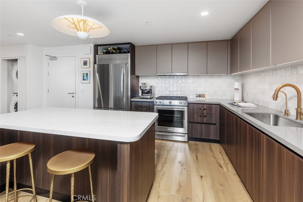 39 S Los Robles Avenue 5016