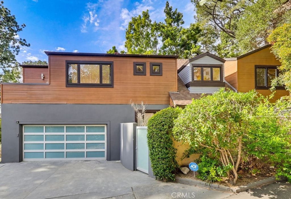 Photo of 9499 Cherokee Ln, Beverly Hills, CA 90210 (MLS # AR26041313)