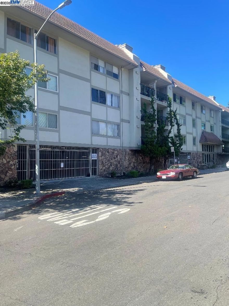 Top floor unit with views of the hills..Prime downtown location!! Excellent condition!