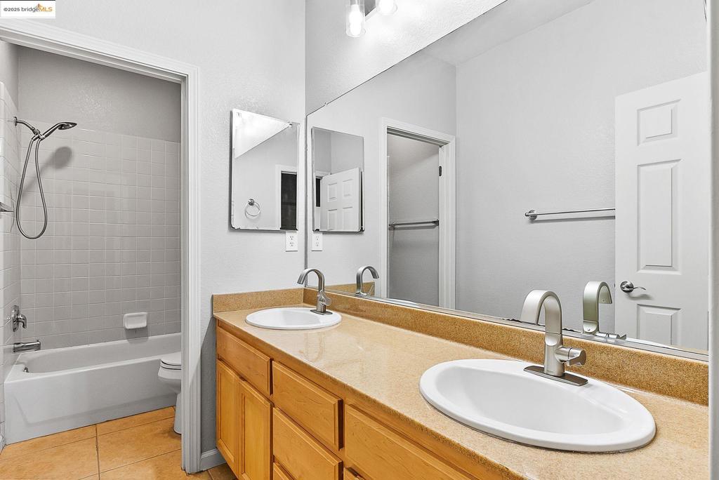 THE LAKES - Residential