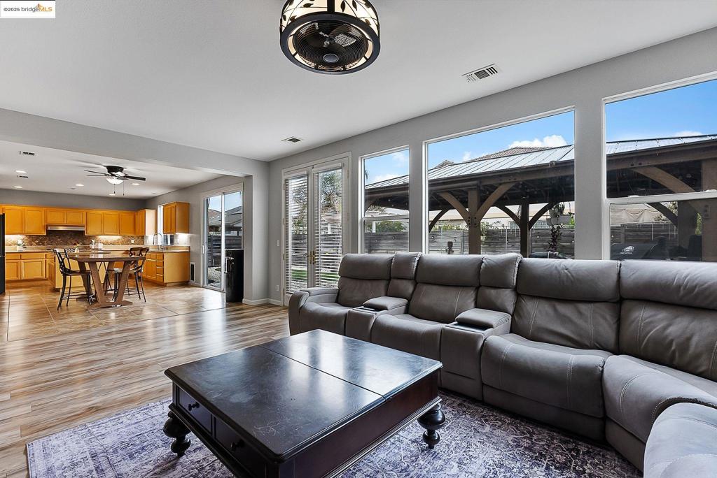 THE LAKES - Residential