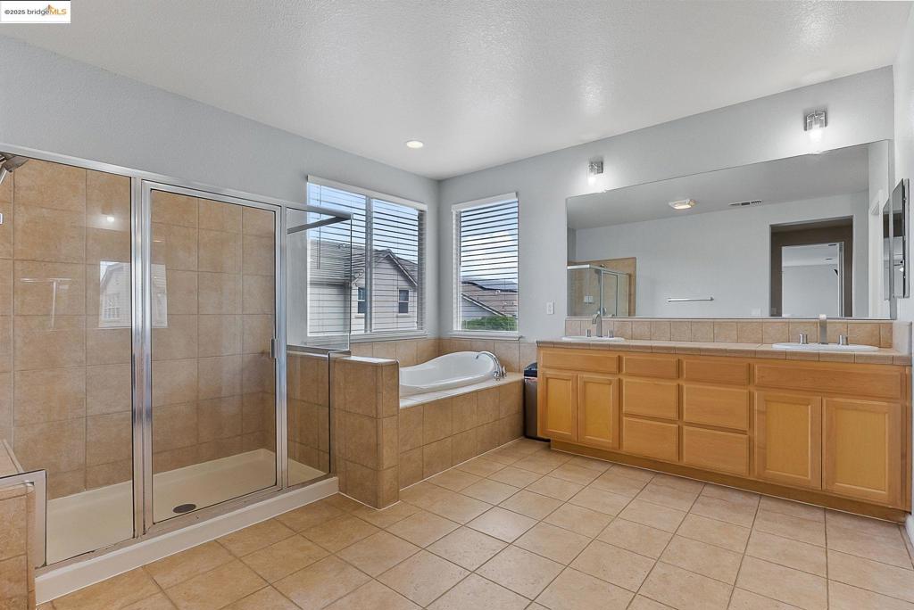 THE LAKES - Residential