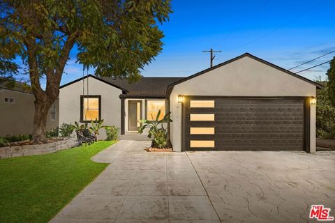 Photo of 6160 Shoshone Avenue, Encino, CA 91316 (MLS # 26671635)