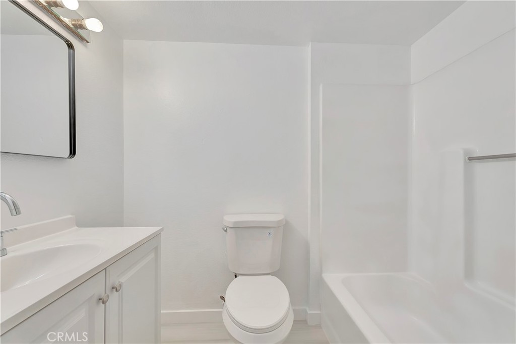 609 E Phillips