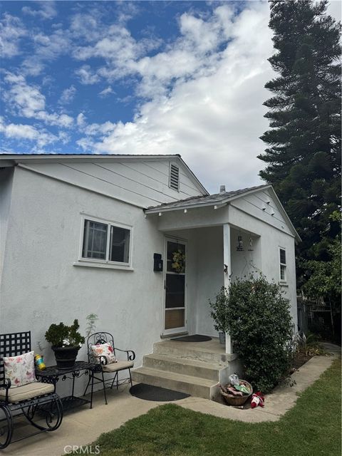 6137 Clybourn Avenue North Hollywood CA 91606
