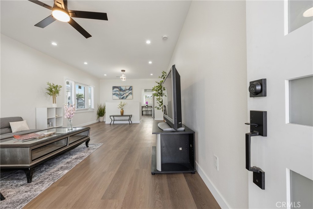 1550 W 70th St