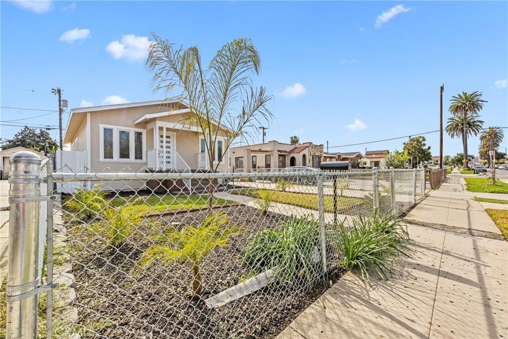 Photo of 1550 w 70th St St, Los Angeles, CA 90047 (MLS # IN25268975)