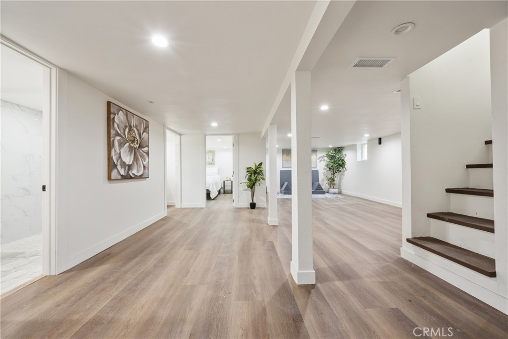 1550 W 70th St