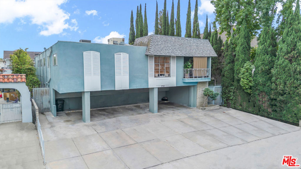 AMAZING AND LARGE UPPER UNIT IN WINDSOR VILLAGE! Welcome to this beautifully updated 2-bedroom, 2-bath apartment located in one of the city's most sought-after neighborhoods. Featuring brand-new floors throughout and a massive bonus room ideal for a home office, guest suite, or entertainment space, this home offers exceptional comfort and versatility. Enjoy a bright, open layout with plenty of natural light and a large screened-in balcony perfect for morning coffee or evening relaxation. Both bedrooms are generously sized, and the unit also features two full bathrooms. Nestled in an amazing neighborhood known for its tree-lined streets and nearby dining and shopping, this apartment truly has it all.