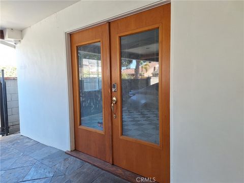 Photo of 302 N Griffith Park Dr, Burbank, CA 91506 (MLS # BB26039567)