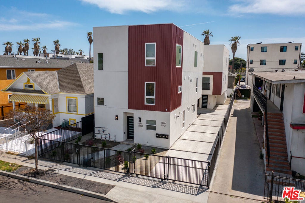 1286 W 35th Place