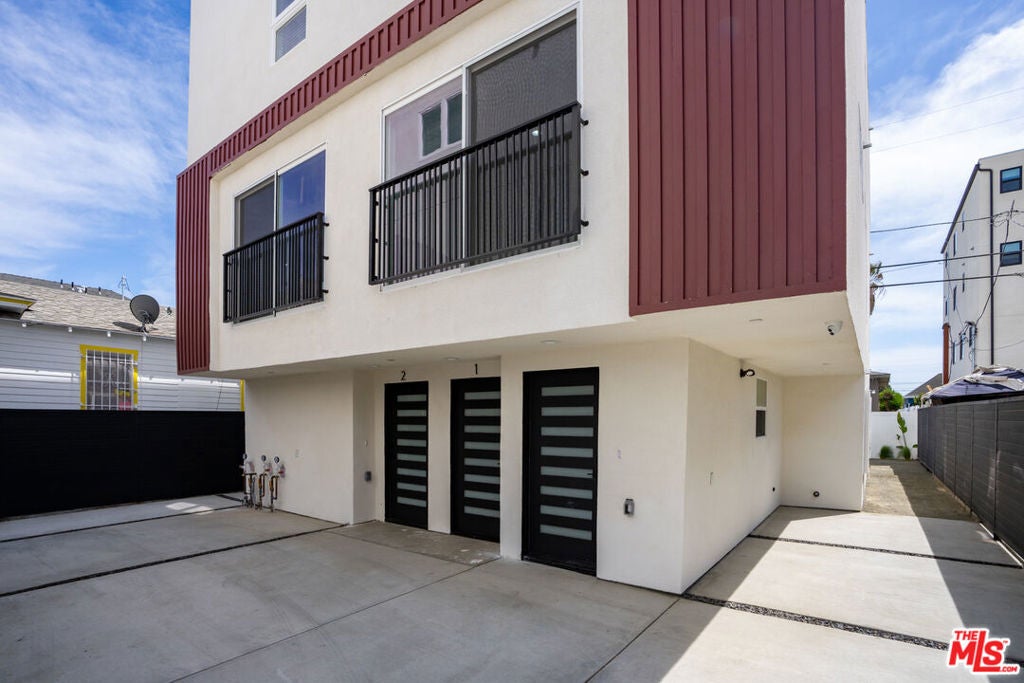 1286 W 35th Place