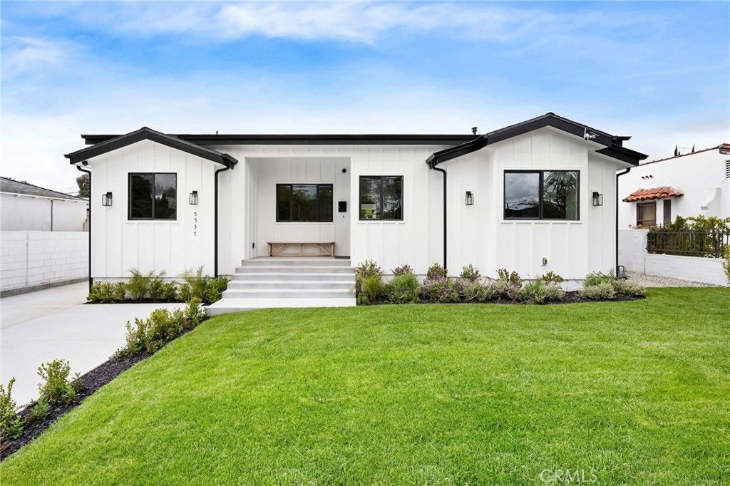 Photo of 5537 Sunnyslope Avenue, Sherman Oaks, CA 91401 (MLS # SR26063434)