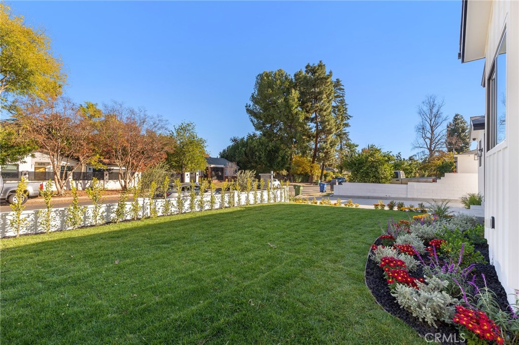 5537 Sunnyslope Avenue