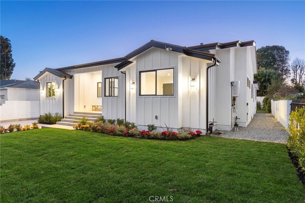 Photo of 5537 Sunnyslope Avenue, Sherman Oaks, CA 91401 (MLS # SR26063434)