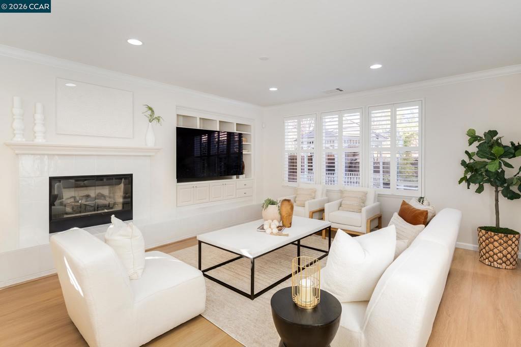 3138 3138 Ashbrook Ln