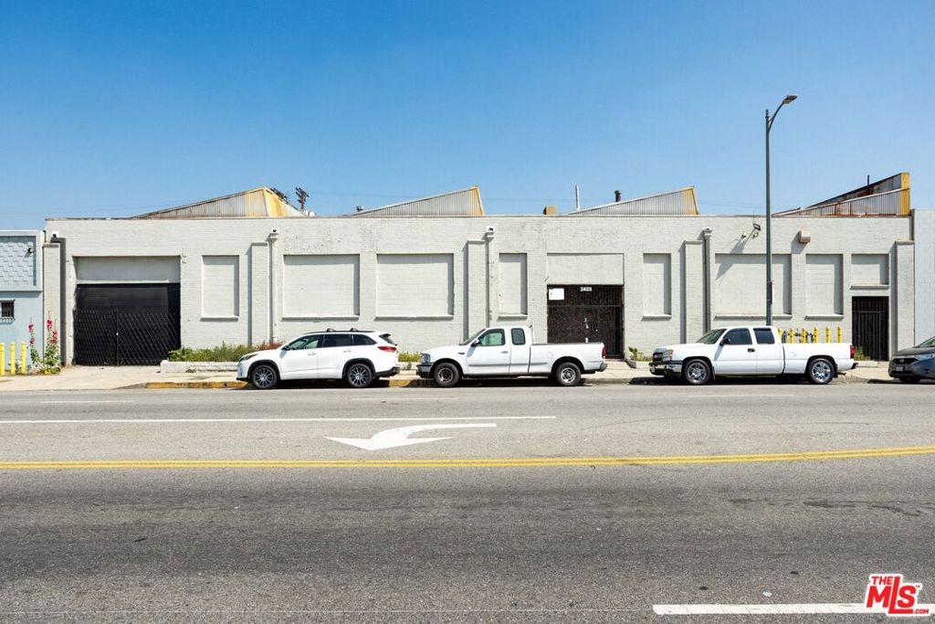 PRP is proud to present 3409 Olympic Blvd, a rare opportunity to acquire a freestanding warehouse in the heart of LosAngeles. Ideal for both owner-users and value-add investors, this 10,556 SF building features clear-span construction, 20'+ceiling heights, and multiple roll-up doors for flexible access and functionality.Situated on a 0.274-acre lot with M1-1-CUGU zoning, the property supports a broad range of industrial, distribution, or creativeadaptive reuse options. It comes equipped with 600 amps of power, ample street parking, and boasts a central location withexcellent access to major freeways and transit routes.