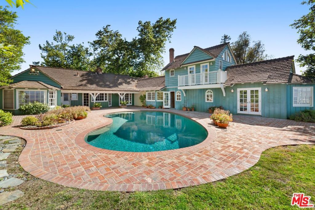 Photo of 15401 Mulholland Drive, Los Angeles, CA 90077 (MLS # 25599079)