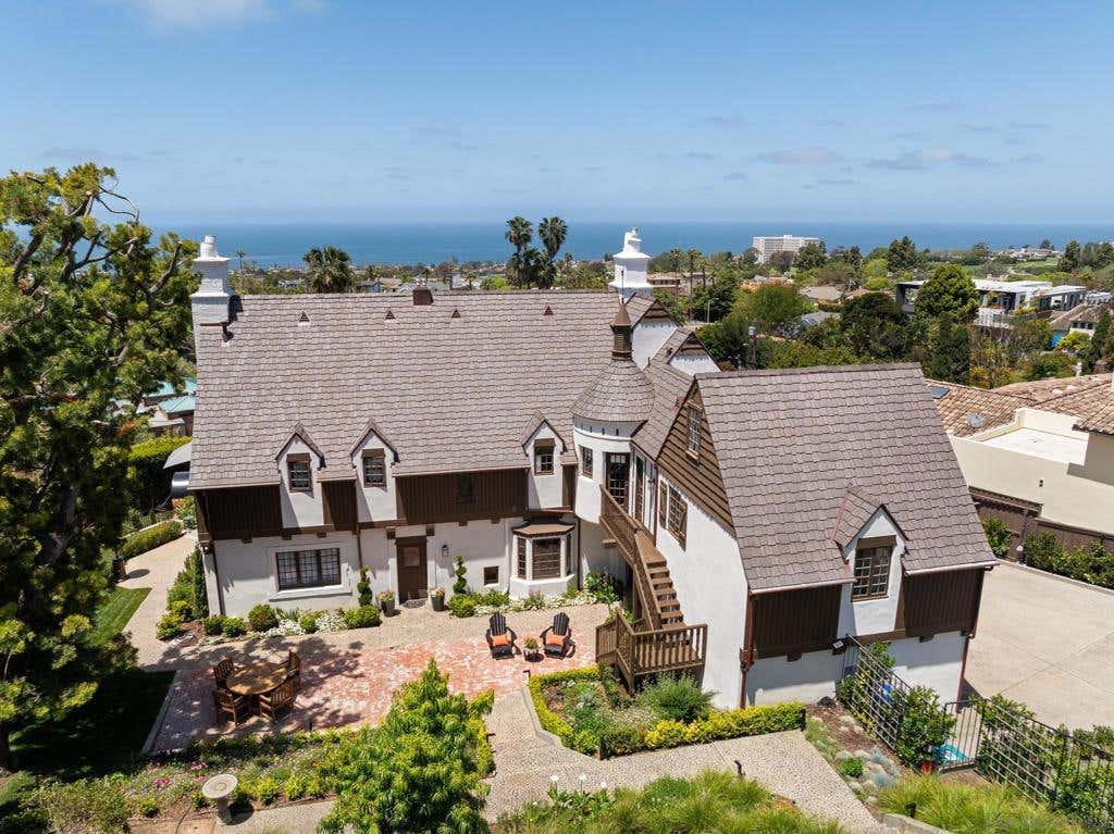 Photo of 6714 Muirlands Dr, La Jolla, CA 92037 (MLS # 260013220SD)