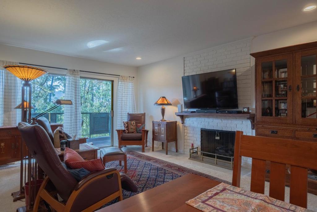 120 Del Mesa Carmel