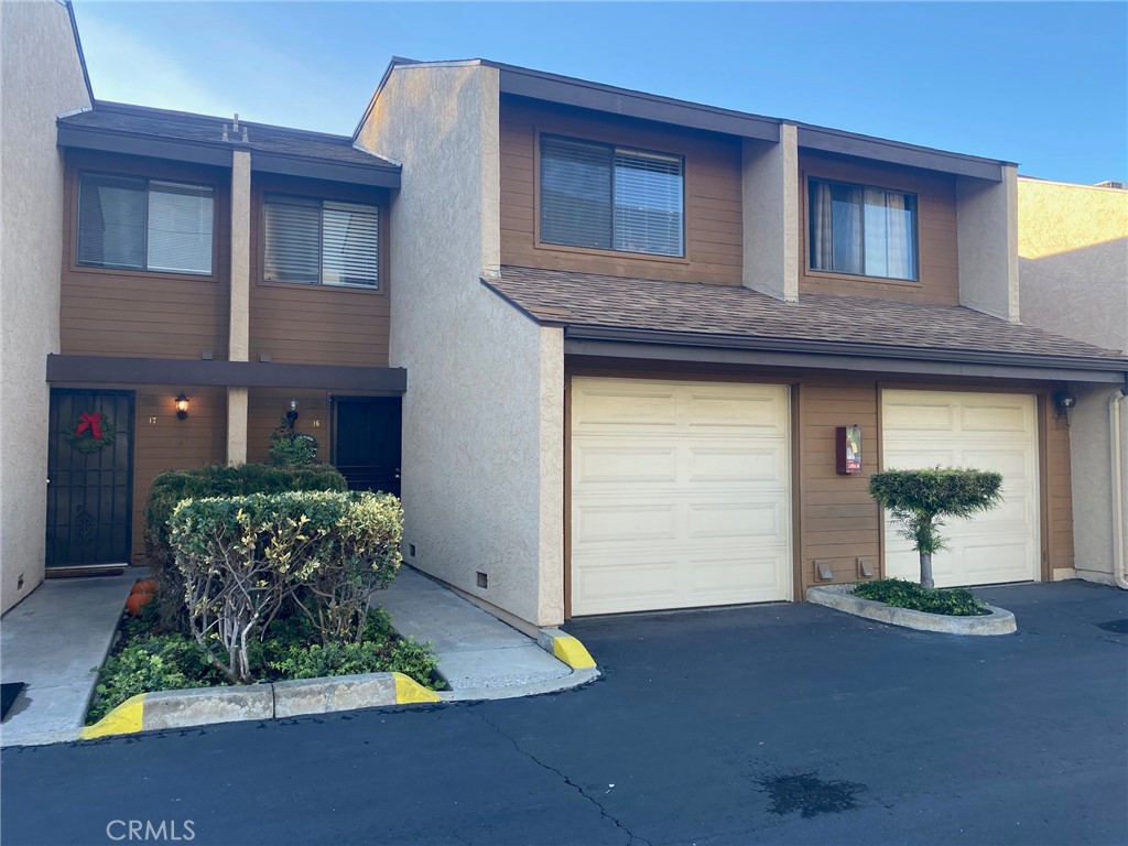 Very nice 2 story double master suites, 2 1/2 bath spacious townhouse. Vaulted ceilings, new sinks in bathes and kitchen, direct access to garage with washer/dryer hook-ups, plus 2 additional parking spaces. Complete remodeled kitchen, Includes refrigerator, extra cabinet for storage, 2 open parking spaces plus 1 car garage.