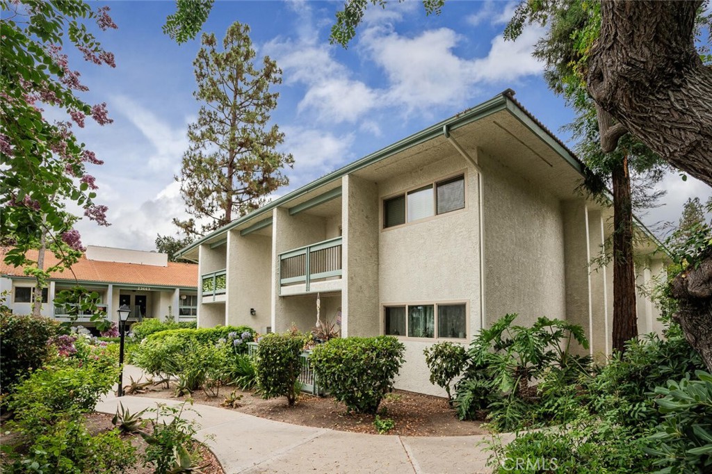HIGHLY DESIRABLE LOCATION! WALKING DISTANCE TO THE COMMONS! TOP FLOOR 2-bedroom, 2-bath featuring an open-concept layout designed for comfortable living and effortless entertaining. Step inside to find recessed lighting, laminate flooring, neutral paint tones, and an abundance of natural light that fills the space. The kitchen boasts ample counter space and cabinetry. Retreat to the spacious primary suite, complete with a large walk-in closet for all your storage needs. The second bedroom and full guest bath provide comfort and versatility. Enjoy the convenience of having permitted access to Calabasas Lake via a private bridge. Located close to hiking trails, top-rated schools, and shopping centers, this home offers both tranquility and accessibility.The community amenities include a pool, spa, gazebo, outdoor sitting areas, and a recreation room, perfect for relaxing or entertaining.Don't miss the opportunity to live in this highly desirable Calabasas location!