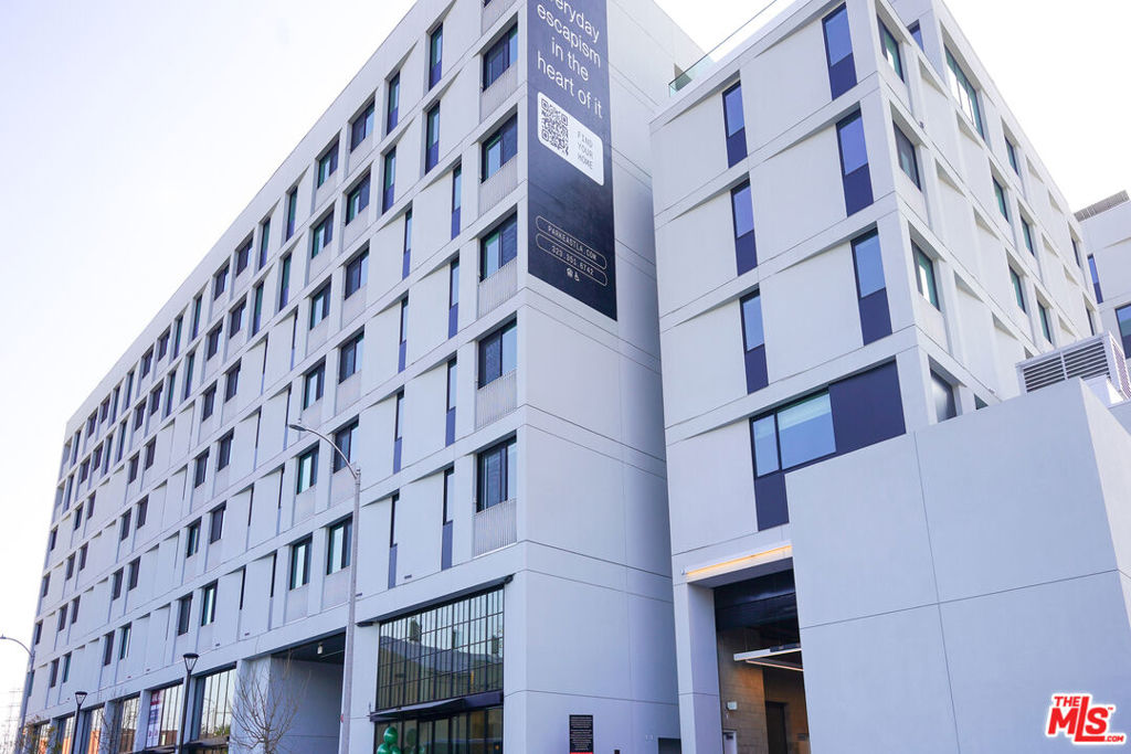 This brand-new 1bd/1ba is available immediately. Discover Park East,a thoughtfully designed community perfect for anyone searching for a space to enjoy and explore. Combine luxury and simplicity, featuring seamless indoor-outdoor transitions and direct access to Los Angeles State Historic Park. Conveniently located near downtown, Park East offers a lifestyle that's both dynamic and serene. Our community provides a range of exclusive amenities, including a poolside lounge, a rooftop pool, The Oculus Deck, a pet-friendly Bark & Break Park, The View Lounge, and the Golden Hour Lounge. The apartment home features PentalQuartz countertops, European-style kitchen appliances, gas cooktops with built-in stoves, European-style washers and dryers, and stylish quartz backsplashes. Photos may consist of similar model units and virtually staged renderings.