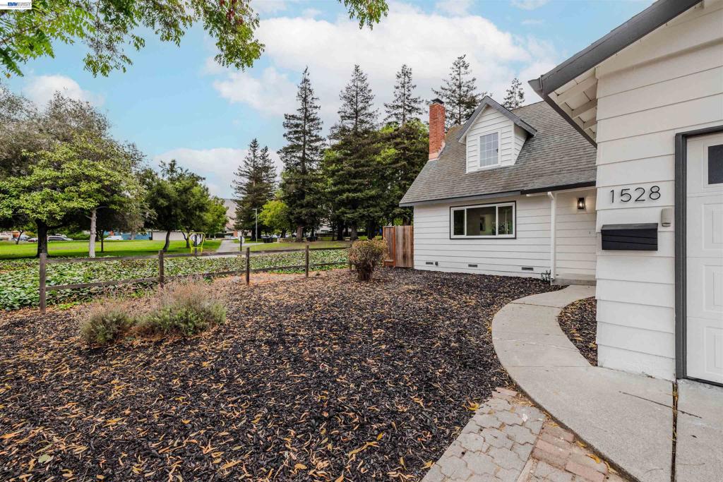 1528 Saratoga Dr