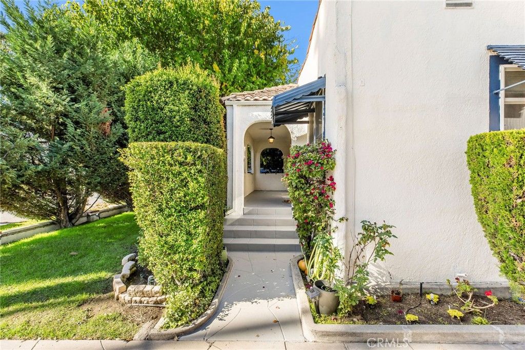 Photo of 1323 5th Street, Glendale, CA 91201 (MLS # SR25260161)