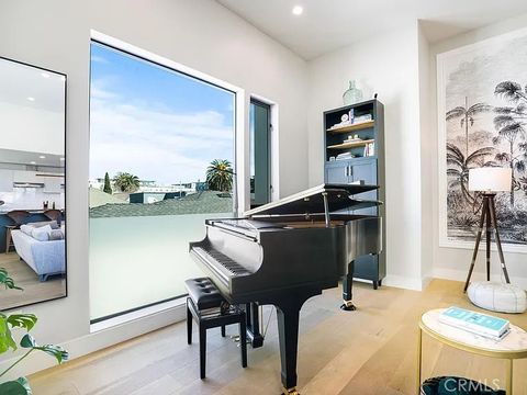 Photo of 811 1/2 N DETROIT ST St, Los Angeles, CA 90046 (MLS # WS26006305)