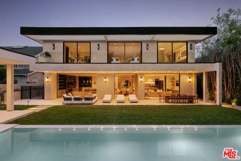 Photo of 605 N Rexford Drive, Beverly Hills, CA 90210 (MLS # 26829397)