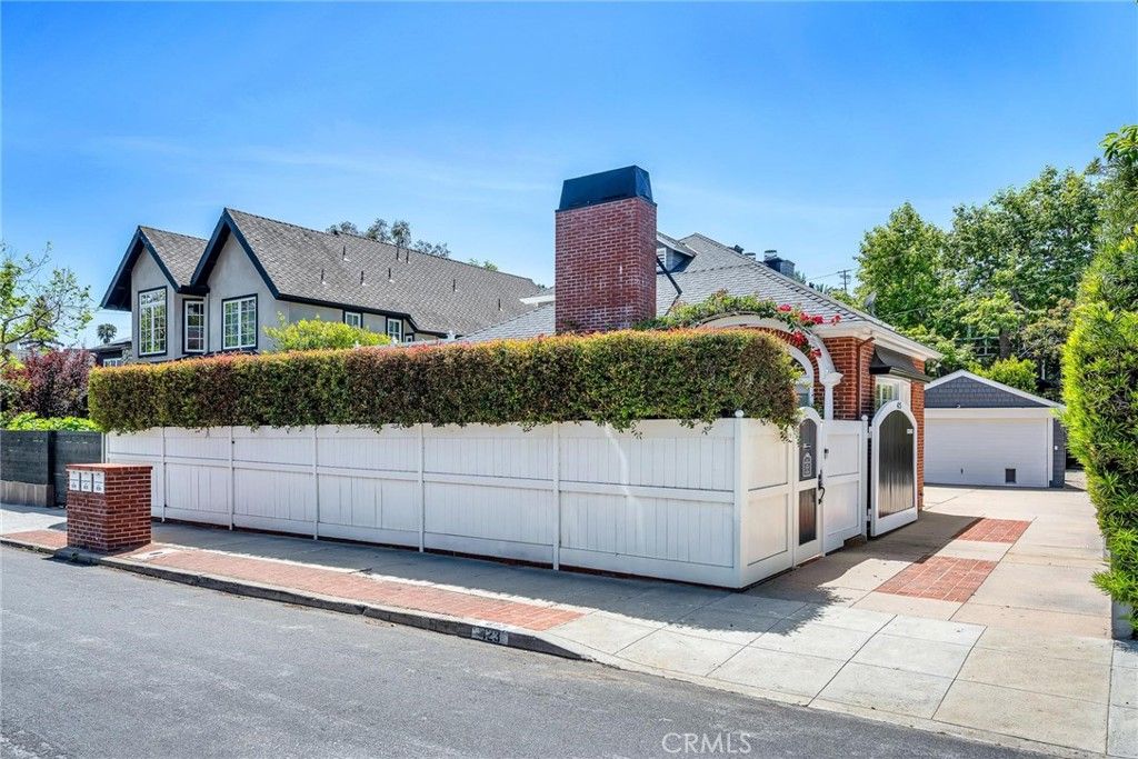 Photo of 423 Sycamore Rd, Santa Monica, CA 90402 (MLS # PV26083942)