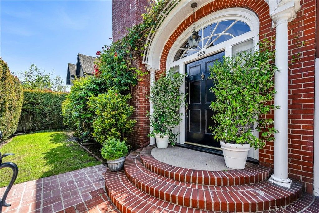 Photo of 423 Sycamore Rd, Santa Monica, CA 90402 (MLS # PV26083942)