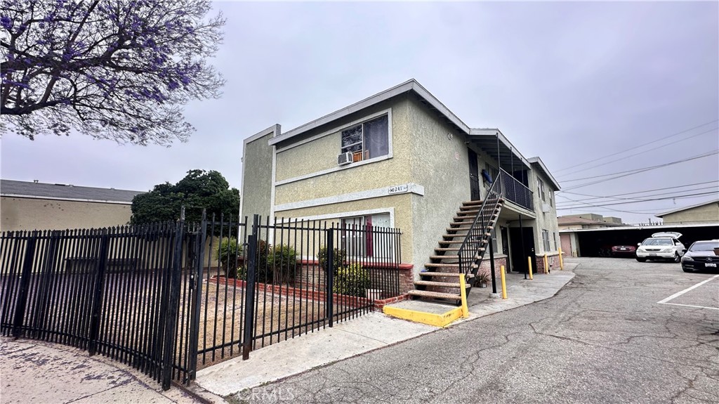 This 4 plex is prime to ensure strong tenant appeal with its desirable location, and large 2 bedroom & 1 bath units. Located in a great area of Whittier close to shopping centers, parks, and easy freeway access. Perfect for any investor looking to cash flow with market rents. This property is a standout addition to any investment portfolio