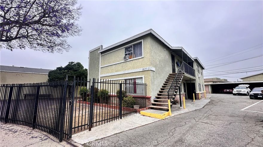 This 4 plex is prime to ensure strong tenant appeal with its desirable location, and large 2 bedroom & 1 bath units. Located in a great area of Whittier close to shopping centers, parks, and easy freeway access. Perfect for any investor looking to cash flow with market rents. This property is a standout addition to any investment portfolio