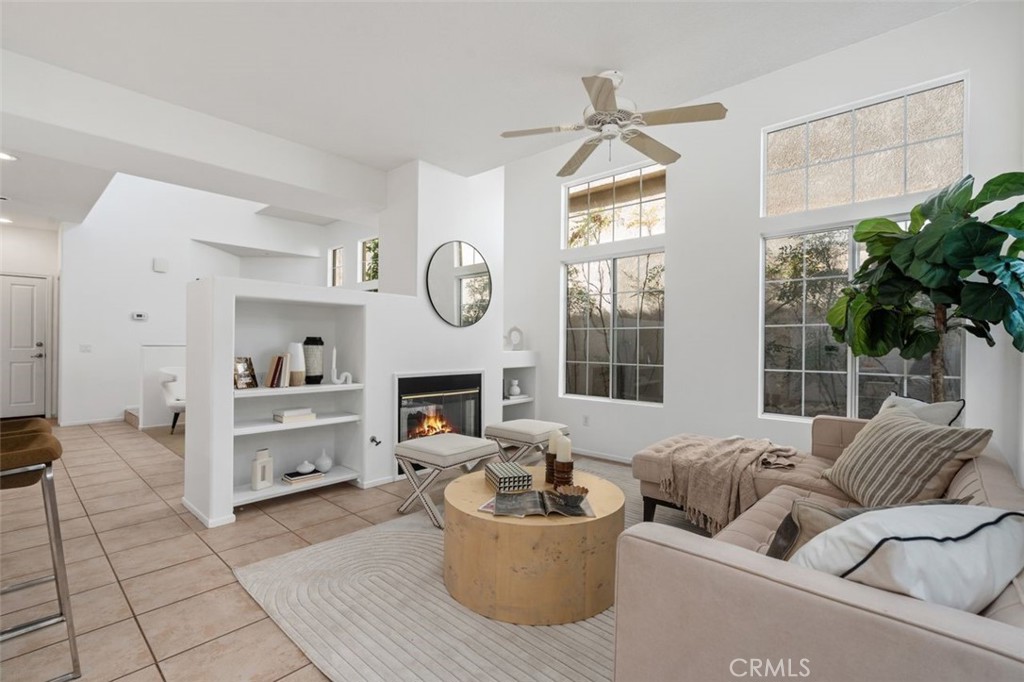 3015 E Avenida De Los Arboles