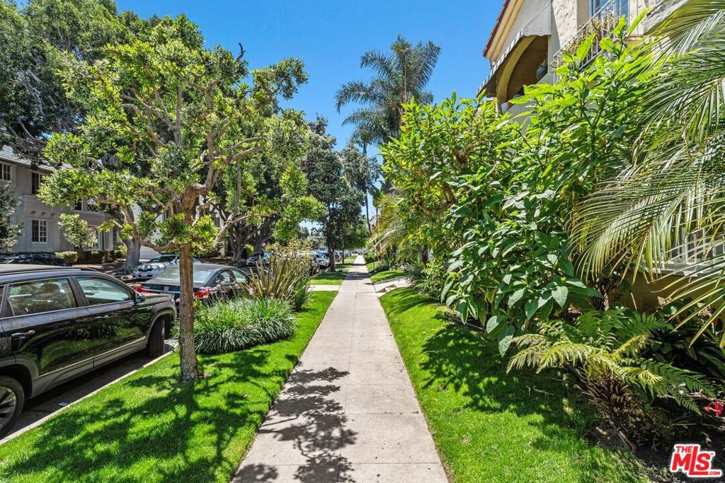 347 N Curson Avenue