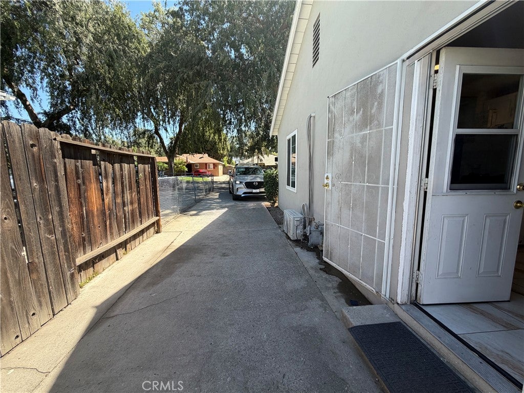 2404 Roxbury Dr