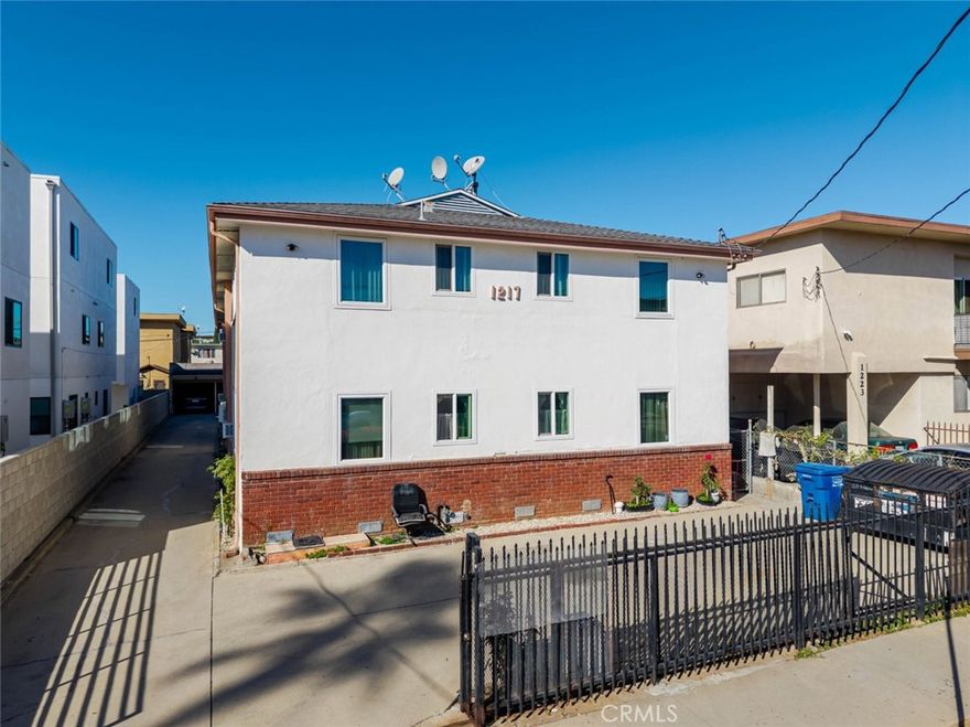 Charming 1-Bedroom Condo in Prime Hollywood Location!
Welcome to 1217 N Kingsley Drive, Unit #3, a bright and inviting first-floor condo offering comfort and convenience in the heart of Los Angeles. This 1-bedroom, 1-bathroom home spans approximately 600 sq. ft. and features beautiful wood flooring throughout, creating a warm and welcoming ambiance. The bathroom includes a shower-in-tub with clean Formica tile surround, offering both functionality and style.
Enjoy living in a highly desirable area just moments away from all that Hollywood has to offer, including trendy restaurants, coffee shops, studios, and public transportation. With easy access to Sunset Boulevard, Santa Monica Boulevard, and major freeways, you're perfectly situated to experience the best of LA living.