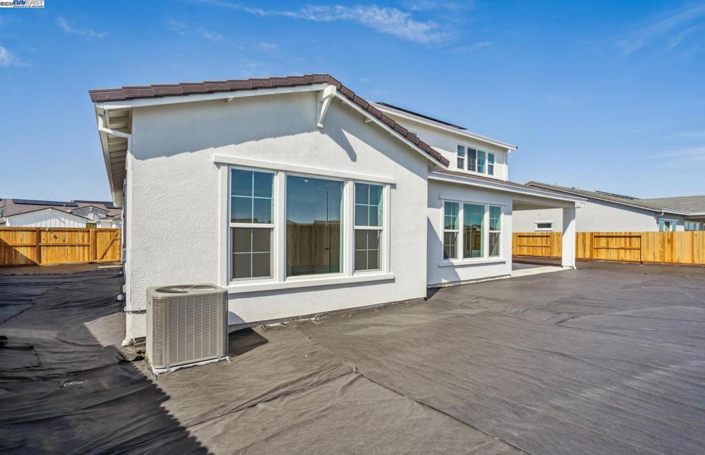 This two-story Oxford home features an open floor plan with a loft and is available now. This home includes quartz kitchen countertops with a full backsplash, grey cabinets, Whirlpool stainless steel appliances and upgraded flooring.