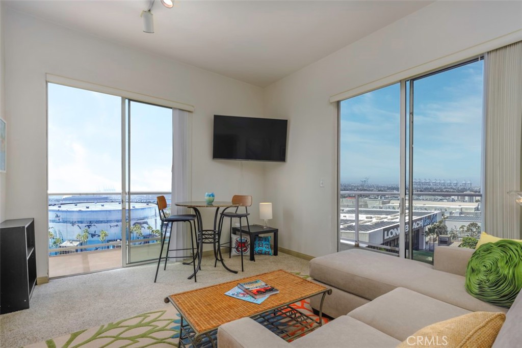 388 E Ocean 1402