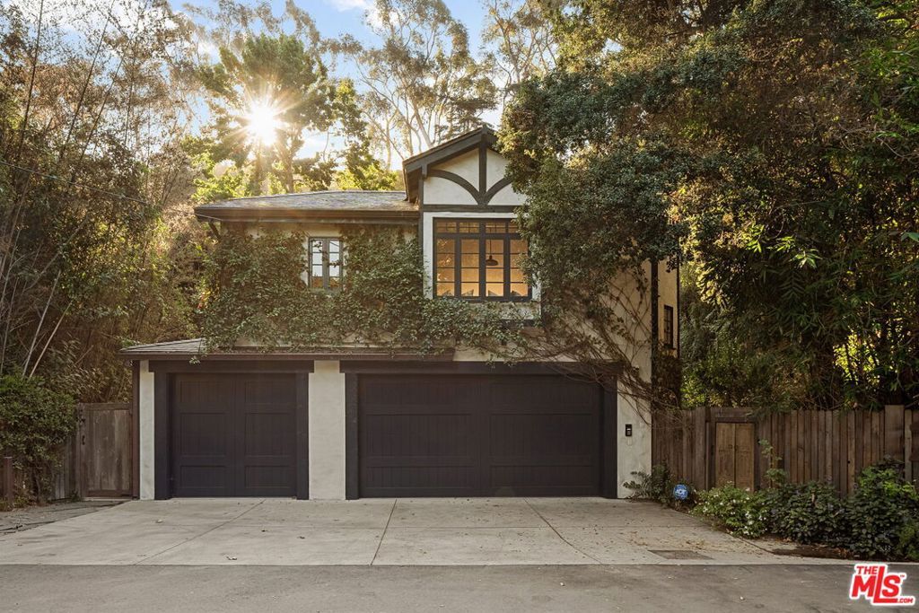 Photo of 20 Latimer Road, Santa Monica, CA 90402 (MLS # 25596943)