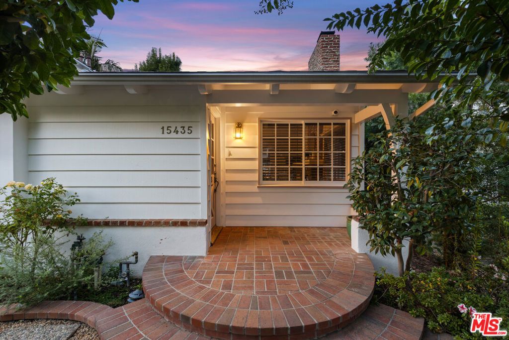 Photo of 15435 Sutton Street, Sherman Oaks, CA 91403 (MLS # 25519251)