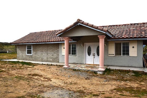 Photo of 8425 Indio Avenue, Yucca Valley, CA 92284 (MLS # JT26191265)
