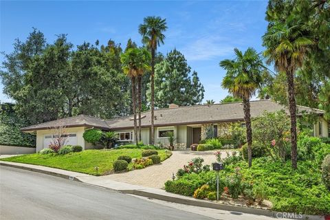 Photo of 16903 Oak View Drive, Encino, CA 91436 (MLS # SR26118444)