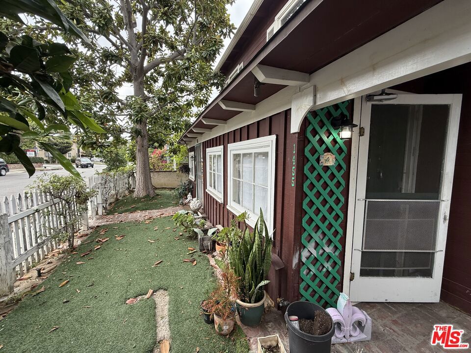 1455 Barry Avenue