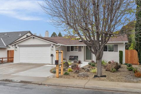 Photo of 31286 31286 Santa Rita Way Way, Union City, CA 94587 (MLS # 41122918)