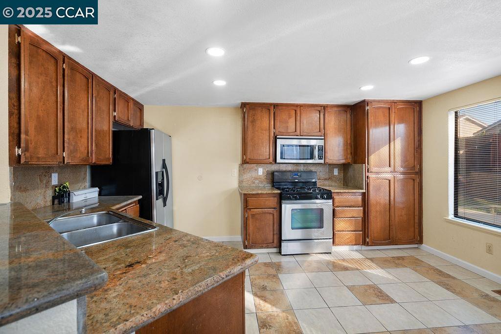 ALMOND RIDGE - Residential