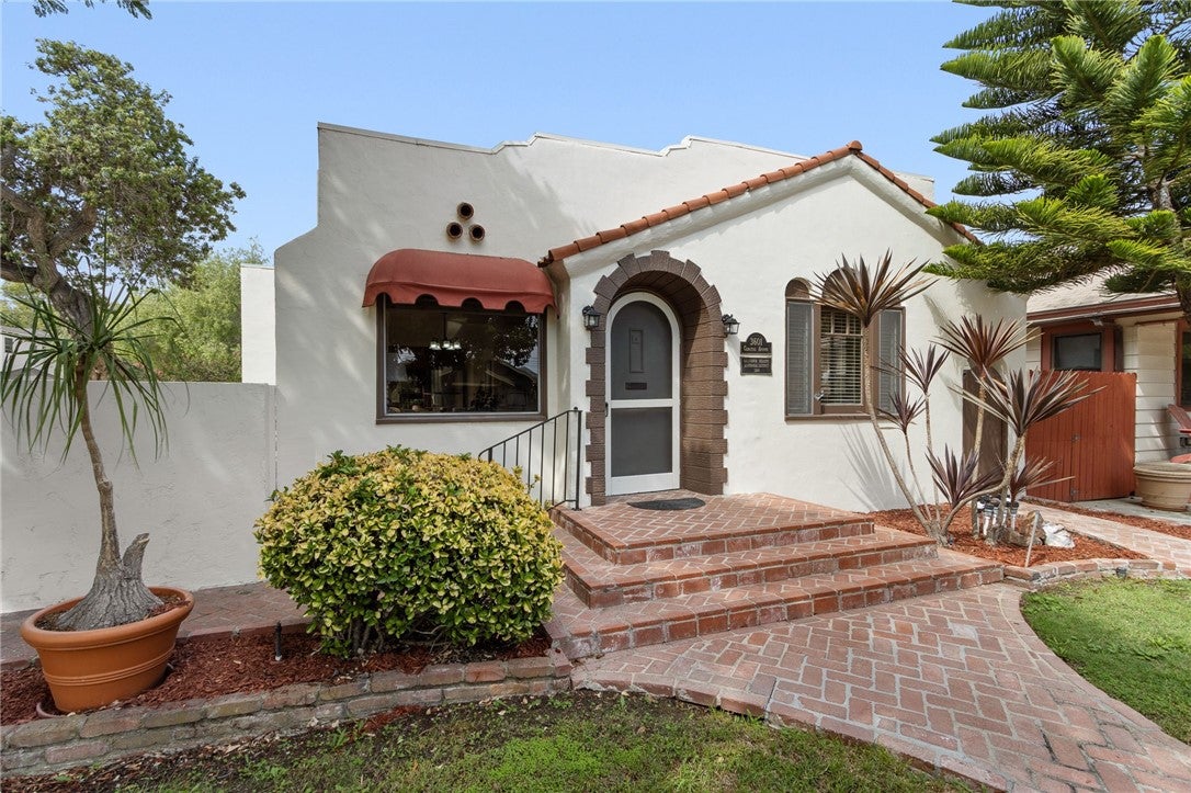 3601 Cerritos